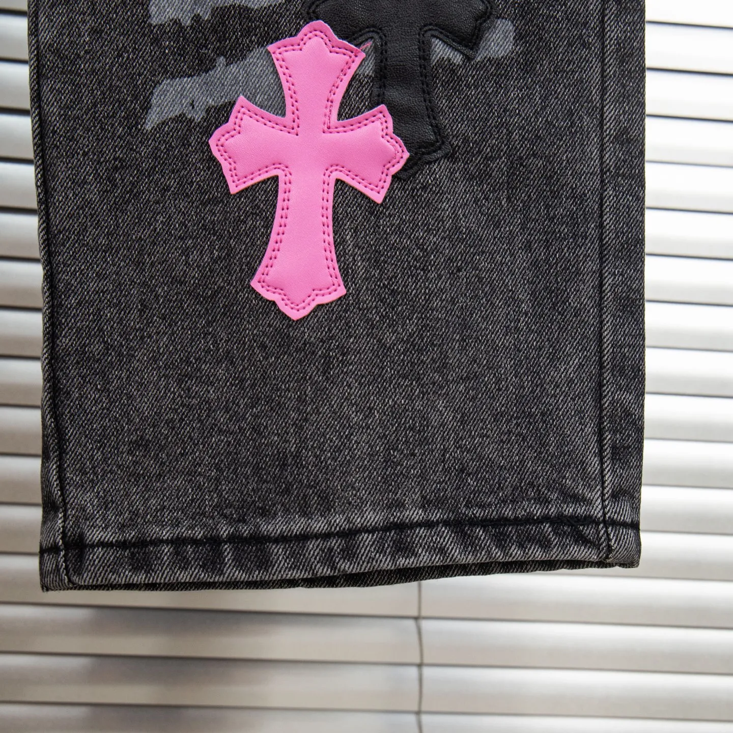 P260 Chrome Hearts Chrome Hearts Jeans Purple Matty Boy Sex Records Rivet Style Work Jeans CH Jeans need to be disassembled and washed before being dismantled and hand-stitched with sheepskin cross leather and then spliced ​​together to complete. The whole piece has too many craftsmanship to explain. The cabinet price is 16W+ level, patchwork cross pattern embellishment, high-waisted washed jeans! ! Absolutely high-end luxury products, 8W+ level god-level items, super popular products, made with top heavy industry, a magic weapon that cannot be missed. About Kroxin This is an extremely luxurious fashion brand, which can also be called the aristocrats of the high street. It has always been an exclusive brand for some hipsters or rich second generation. Compared with ordinary high streets, it is more luxurious and noble. Compared with luxury brands, it has a more fashionable personality and has always been a brand that I have a special liking for. Style number: 1761# Size: 28 30 32 34 36
